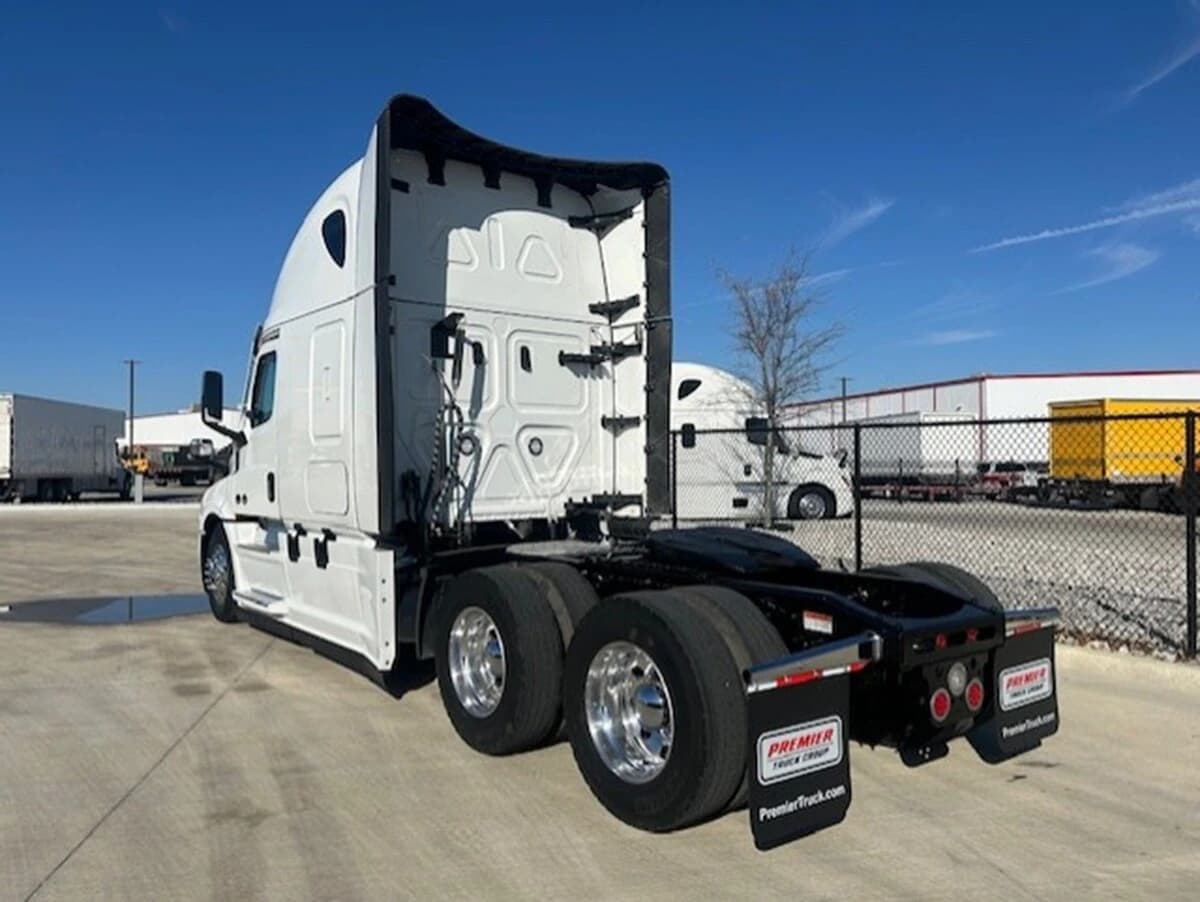 2025 Freightliner Cascadia — photo 3
