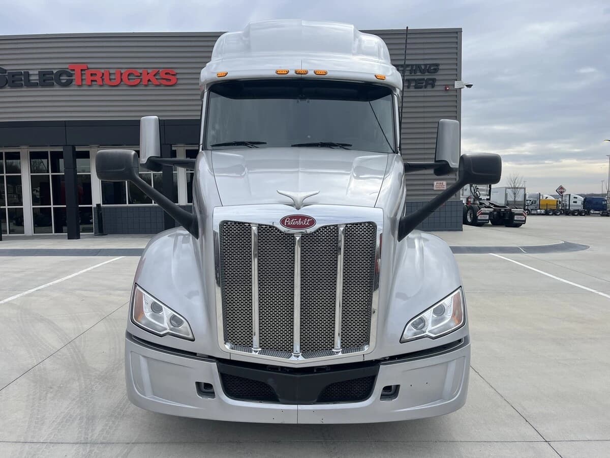 2023 Peterbilt 579 — photo 2