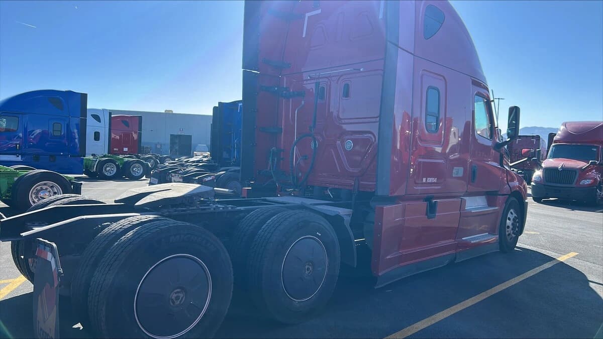 2022 Freightliner Cascadia — photo 5