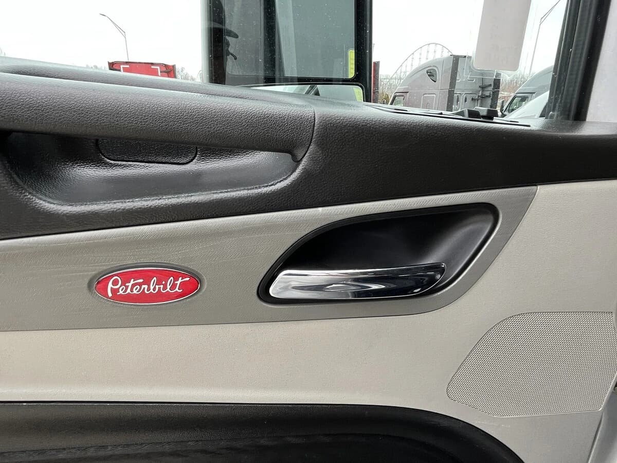 2023 Peterbilt 579 — photo 16