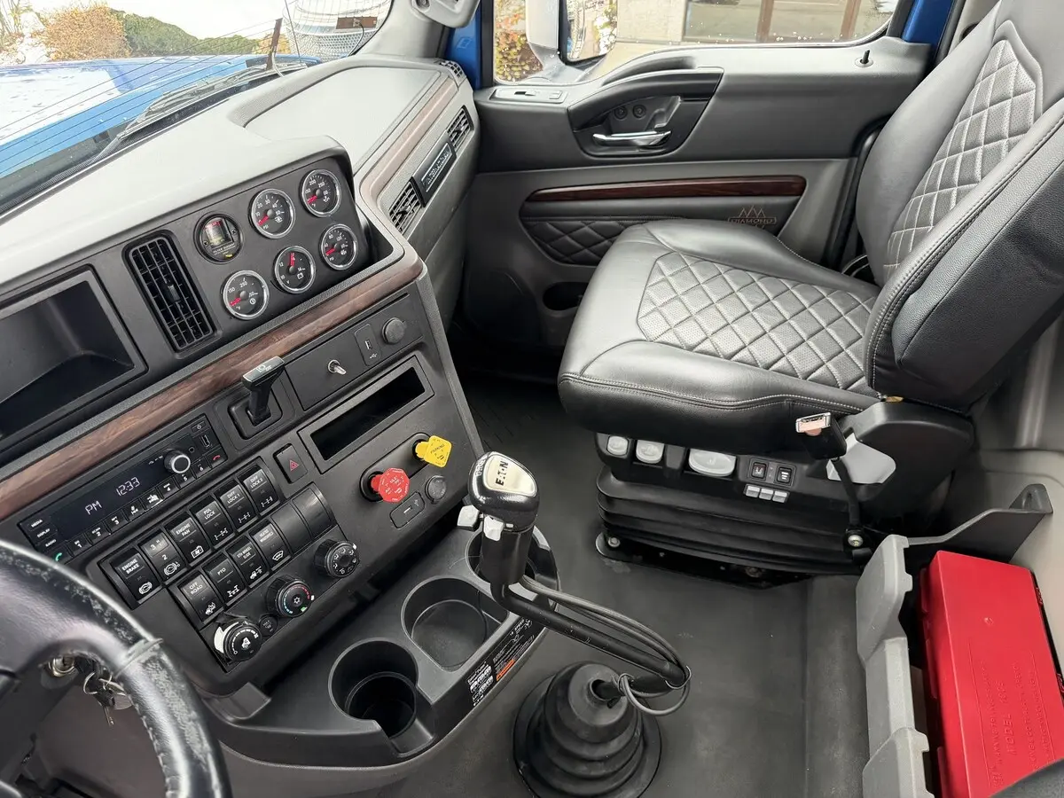 2022 International HX — photo 14