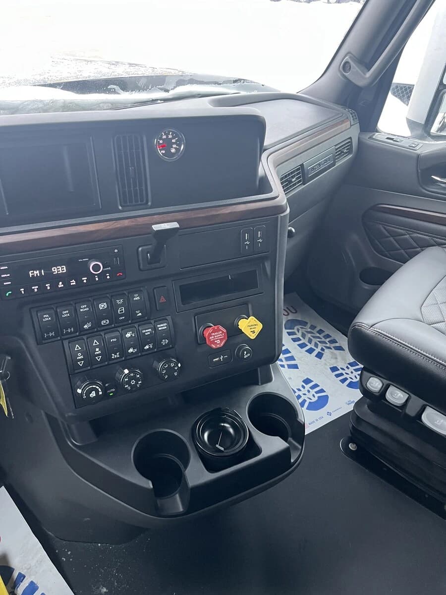 2025 International HX — photo 6