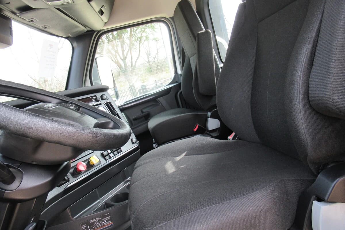 2024 Freightliner Cascadia — photo 24