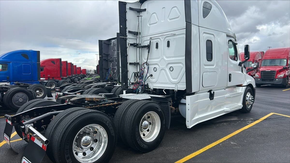 2024 Freightliner Cascadia — photo 4
