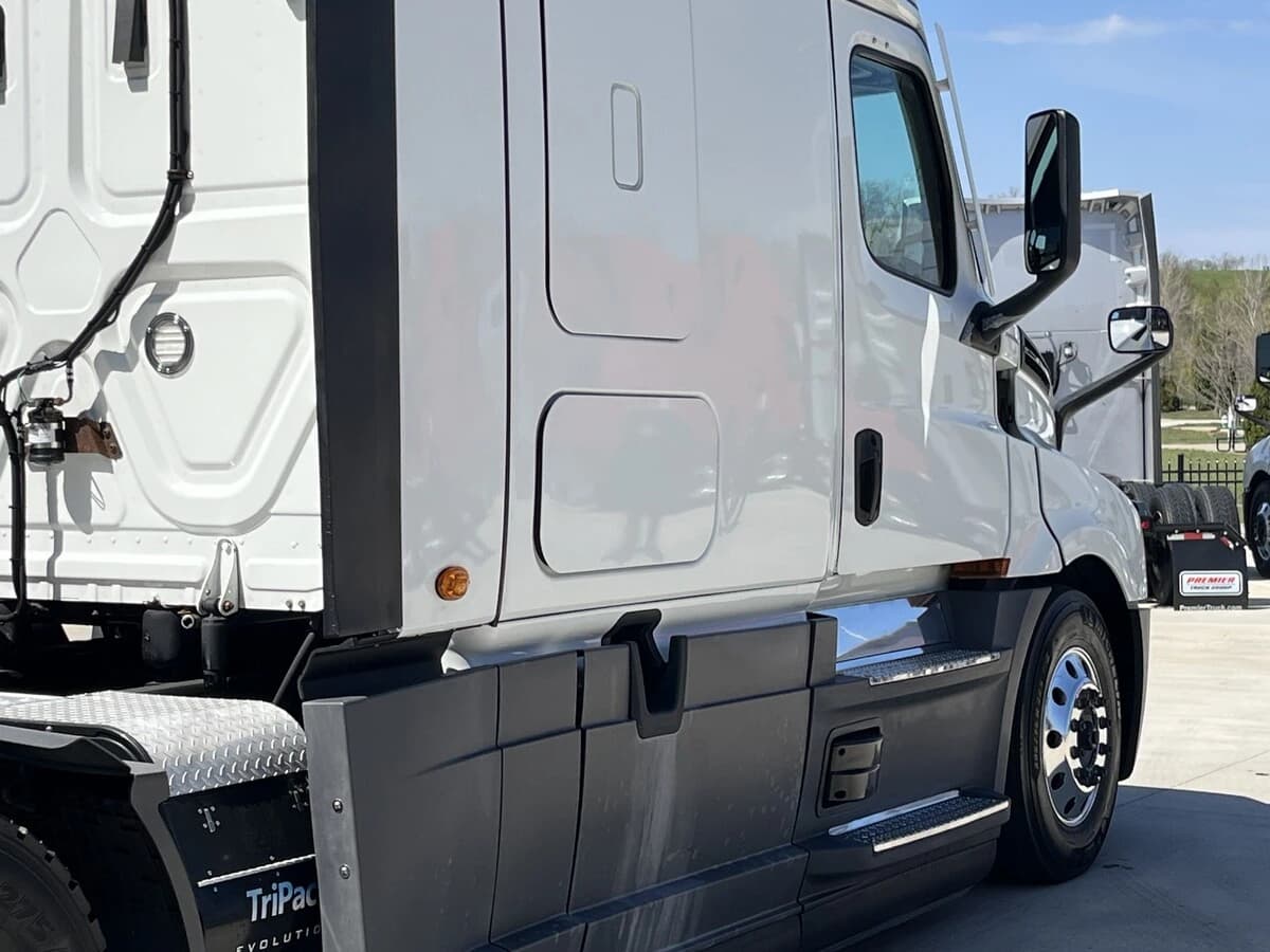 2021 Freightliner Cascadia — photo 22