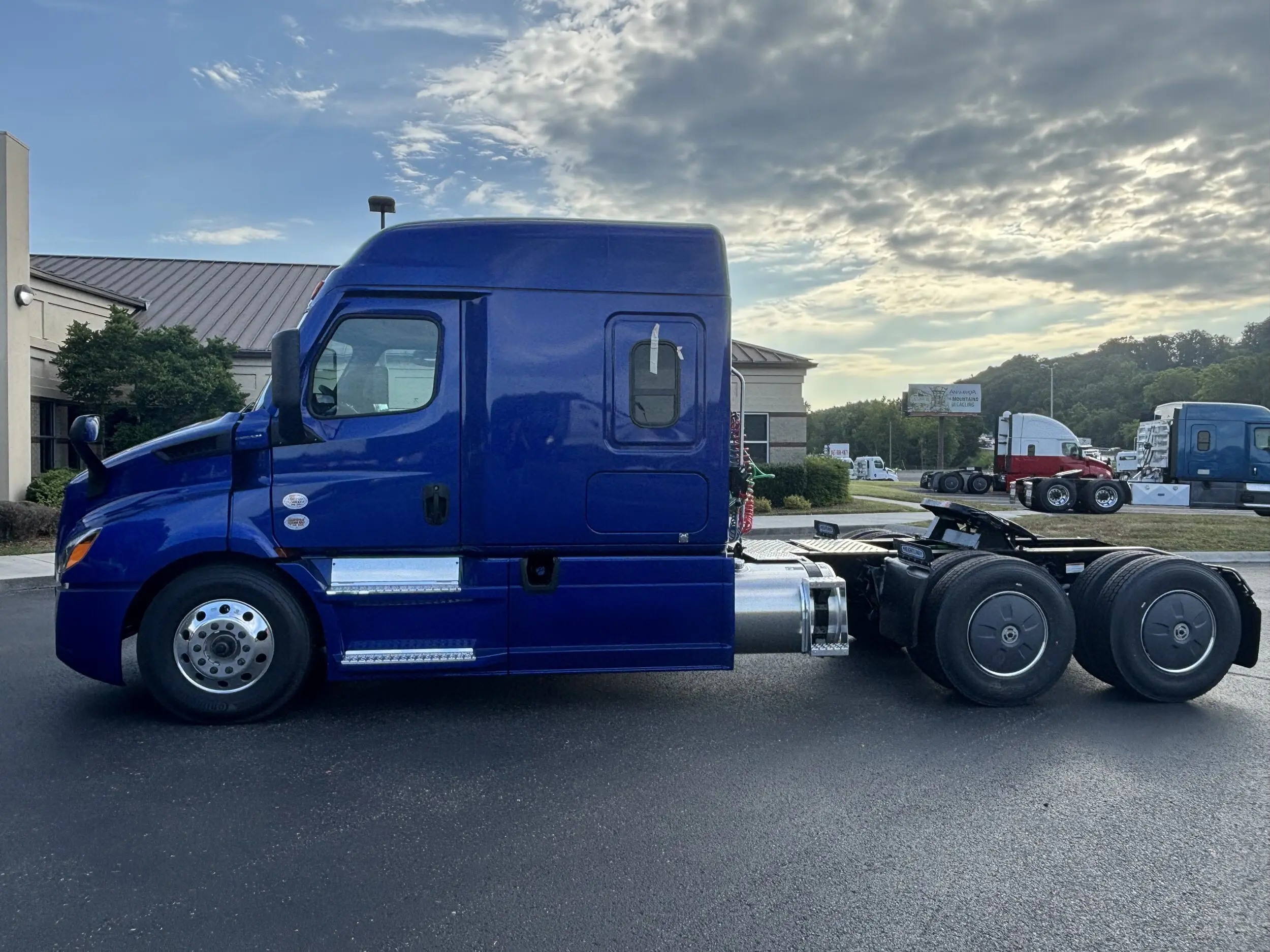 2026 Freightliner Cascadia — photo 2