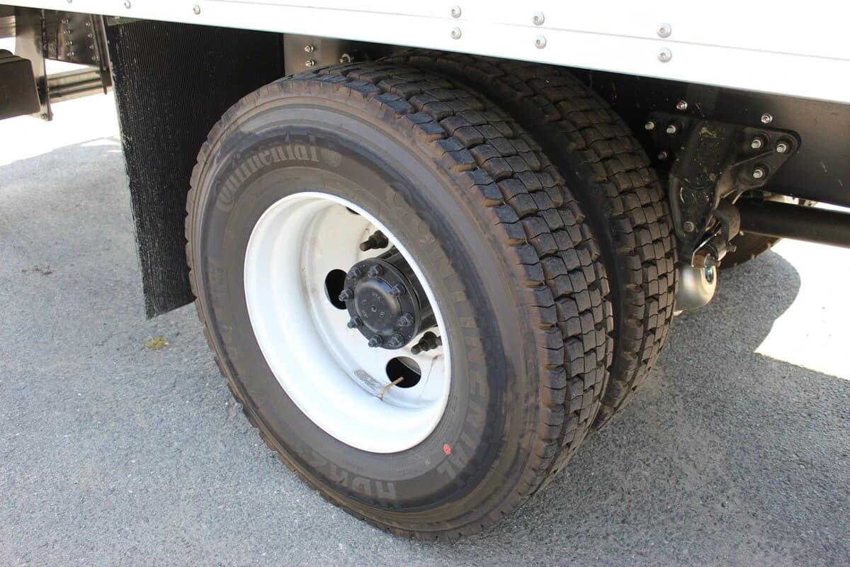 2025 Isuzu FVR — photo 16