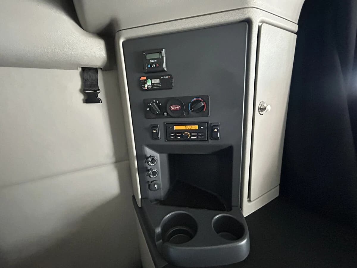2022 Peterbilt 579 — photo 21