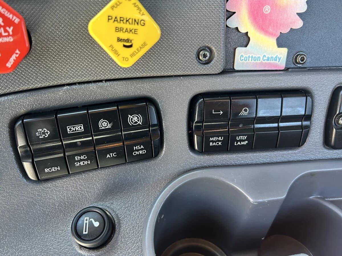 2016 Freightliner Cascadia — photo 24