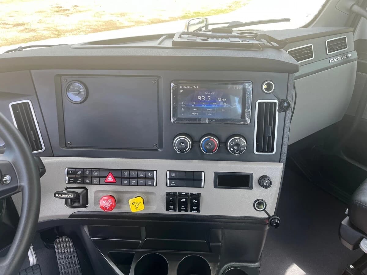 2027 Freightliner Cascadia — photo 10