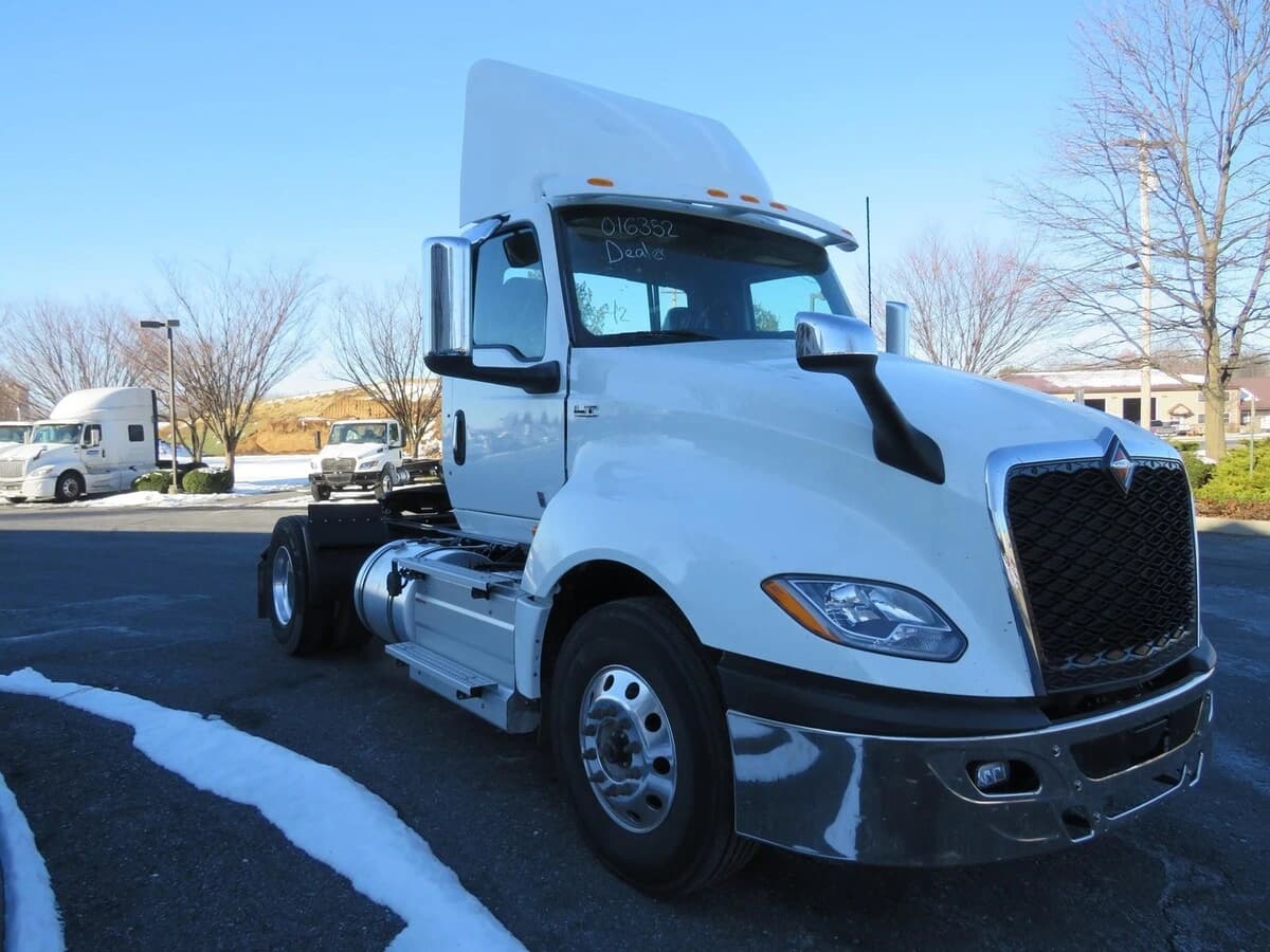 2025 International LT — photo 3