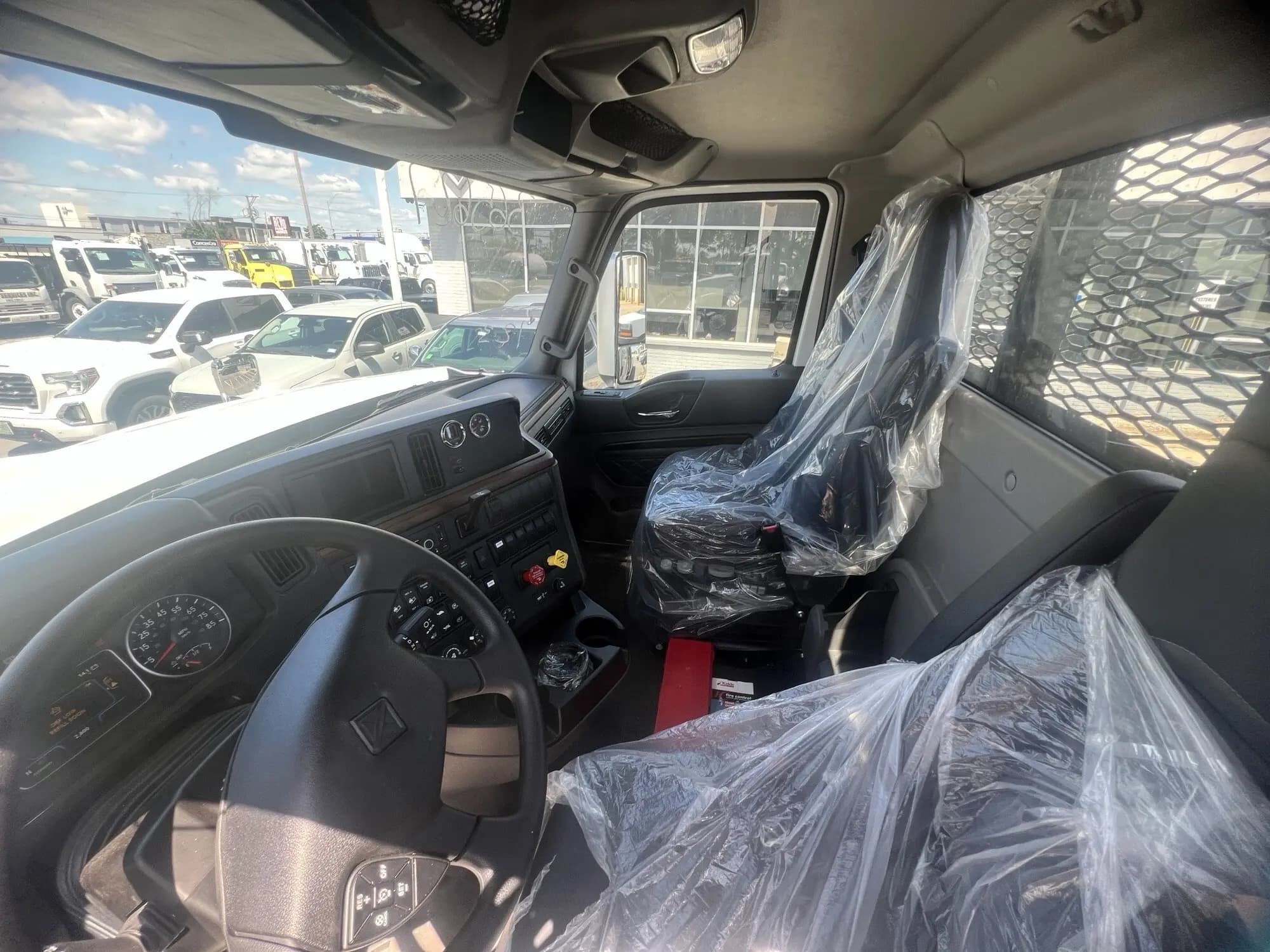 2026 International HX — photo 13