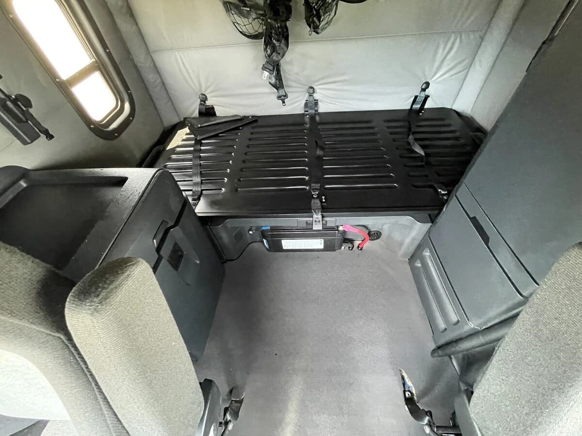 2021 Freightliner Cascadia — photo 28