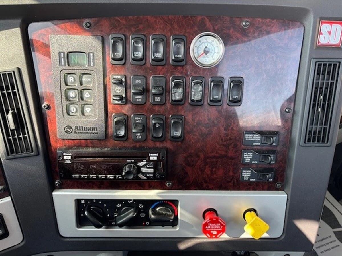 2021 Freightliner 122SD — photo 18