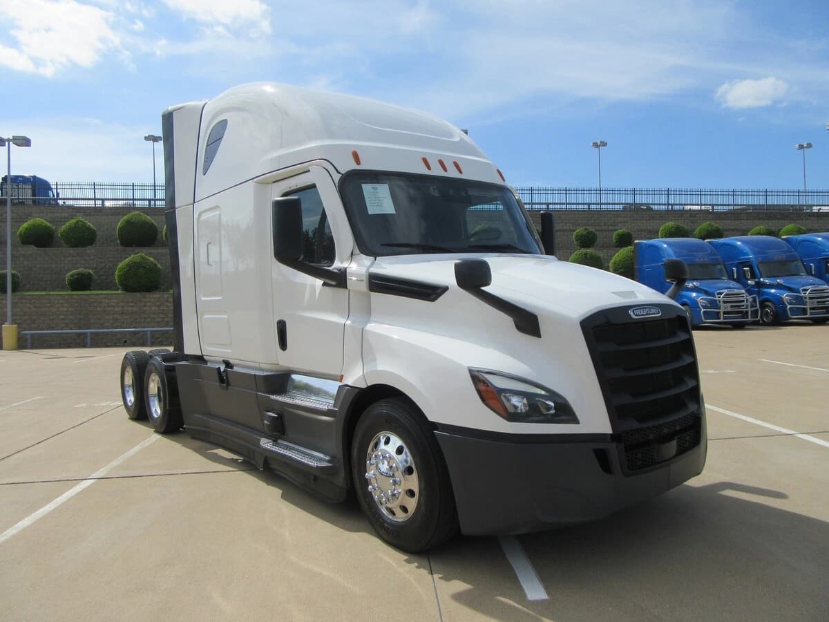 2025 Freightliner Cascadia — photo 2