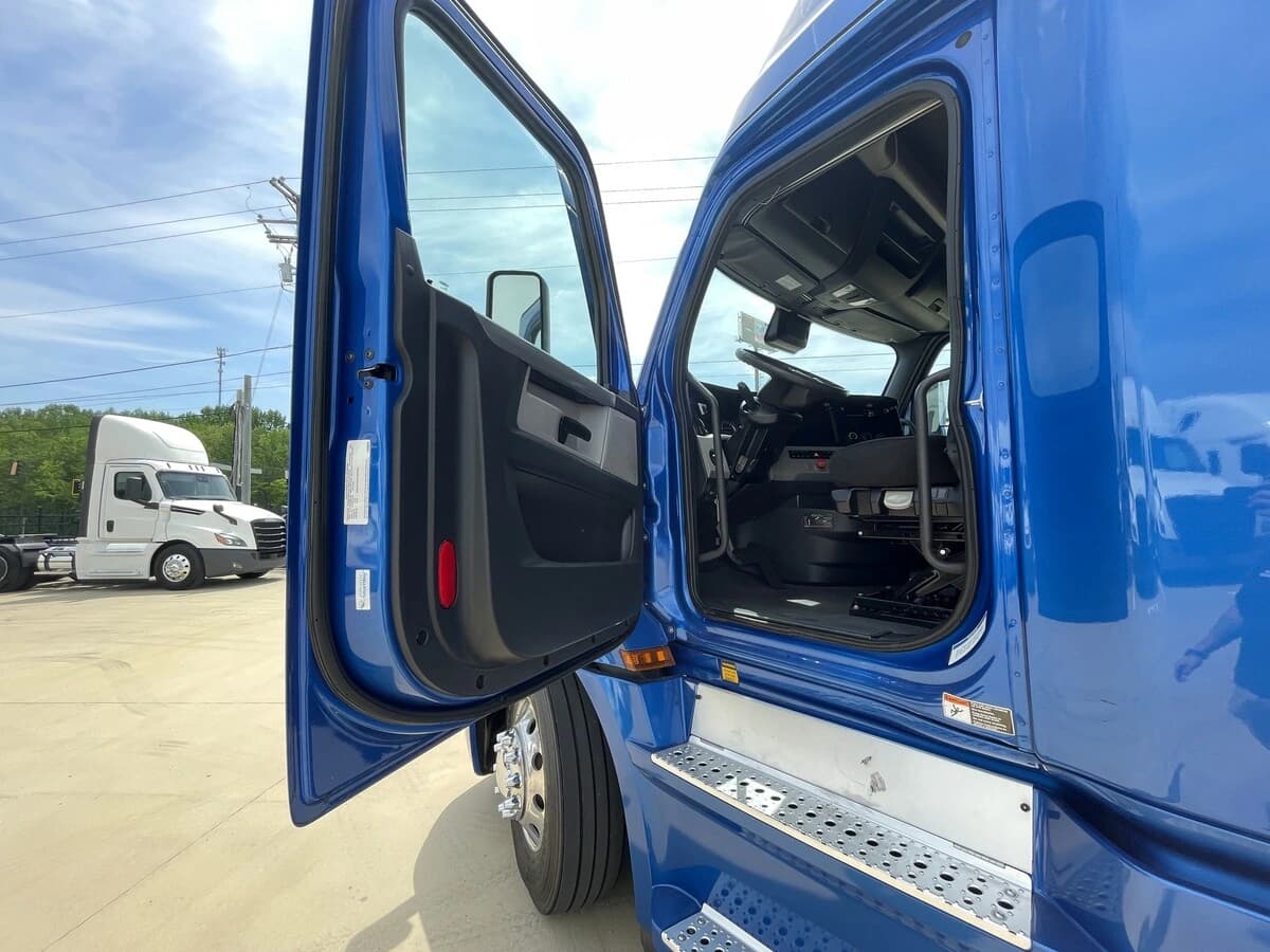 2021 Freightliner Cascadia — photo 16