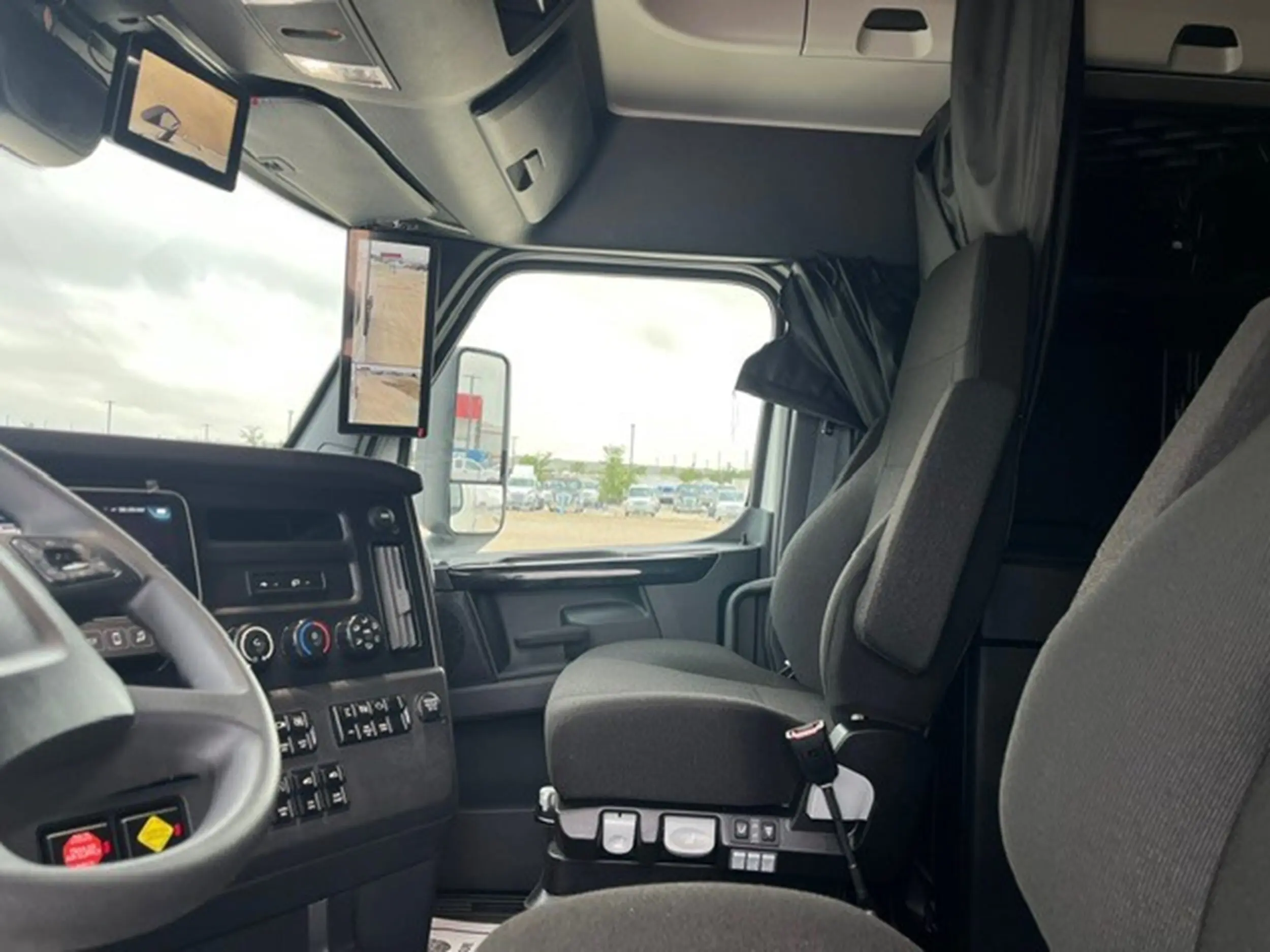 2026 Freightliner Cascadia — photo 12