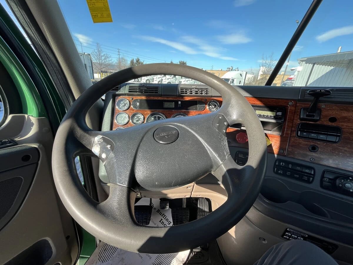 2012 Freightliner Cascadia — photo 32