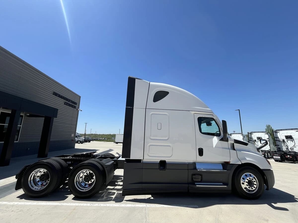 2025 Freightliner Cascadia — photo 9