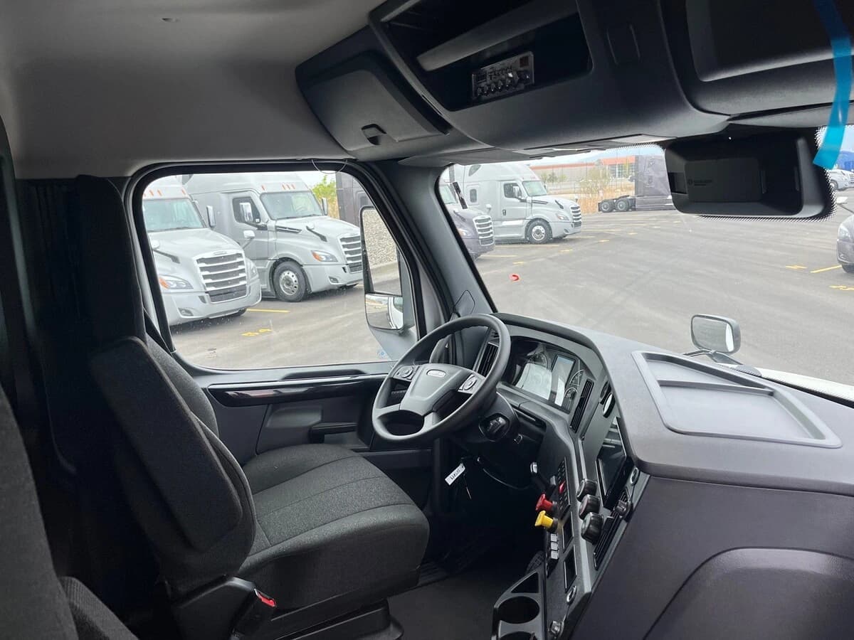 2027 Freightliner Cascadia — photo 10