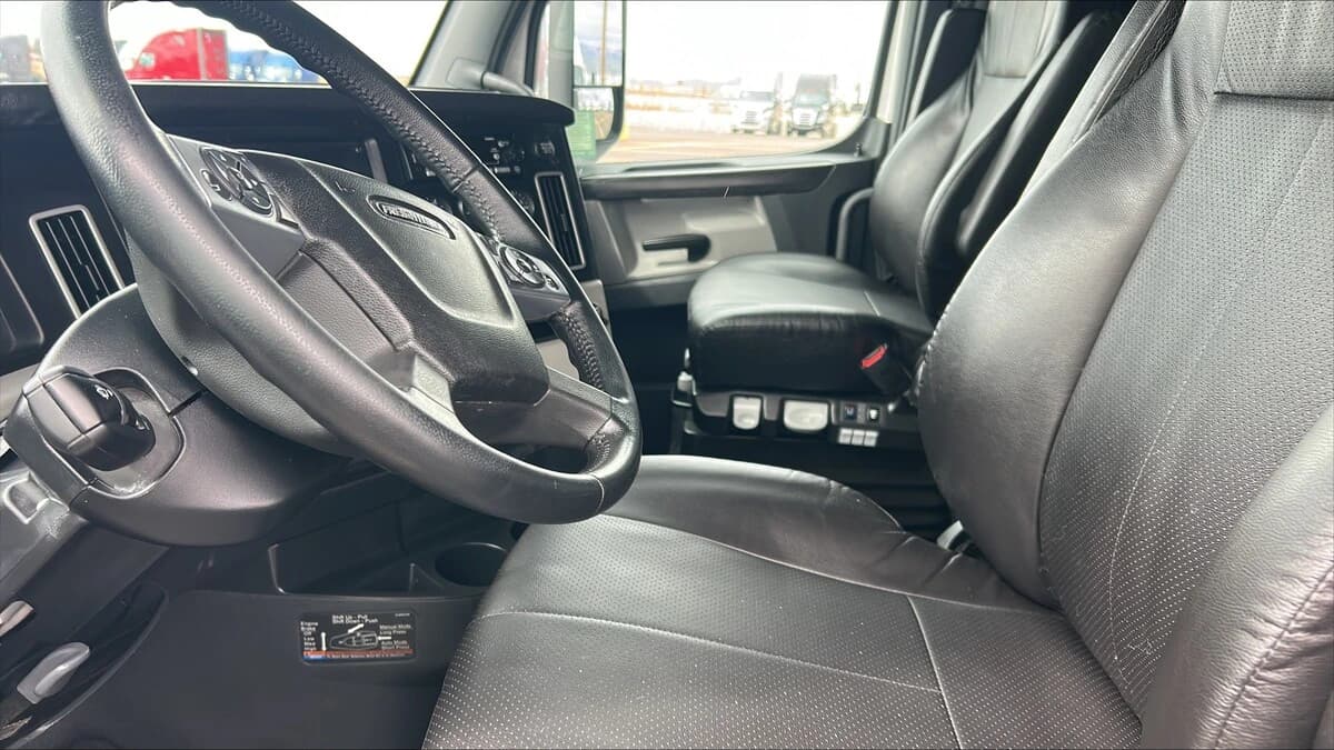 2024 Freightliner Cascadia — photo 6