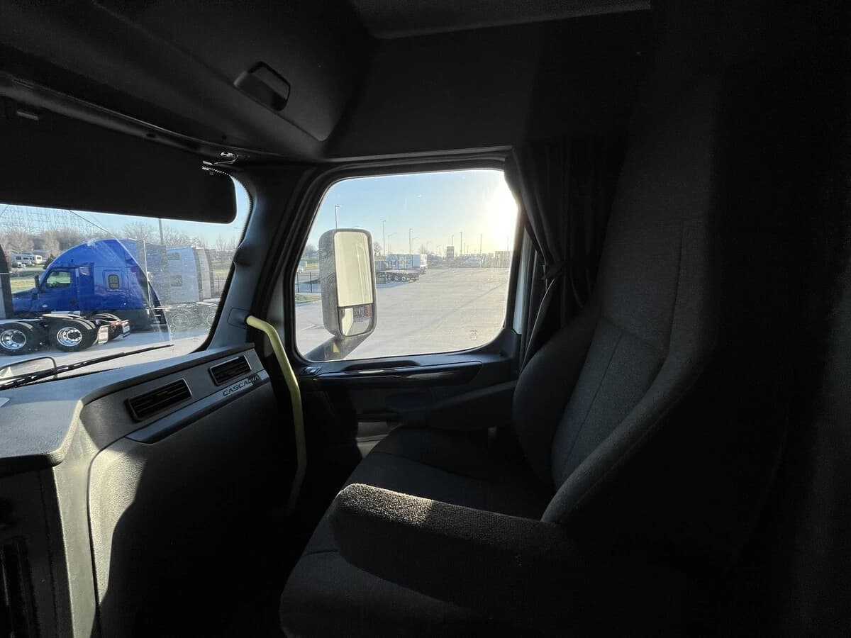 2024 Freightliner Cascadia — photo 31