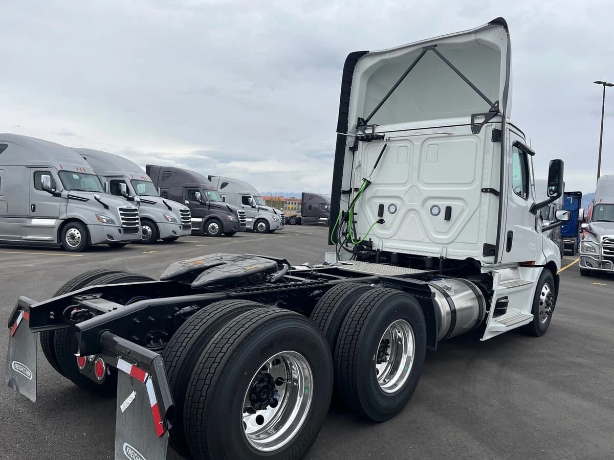 2027 Freightliner Cascadia — photo 5