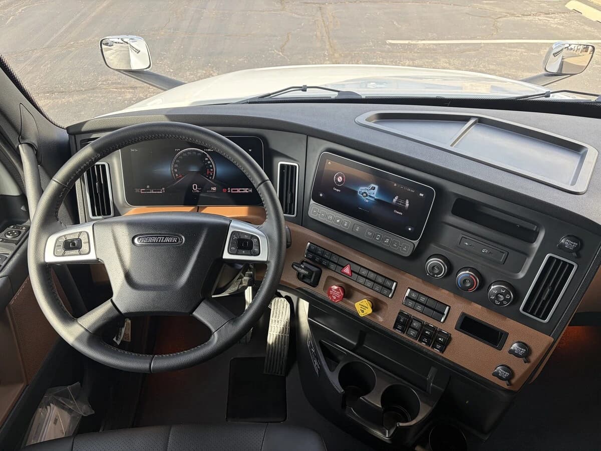 2027 Freightliner Cascadia — photo 10