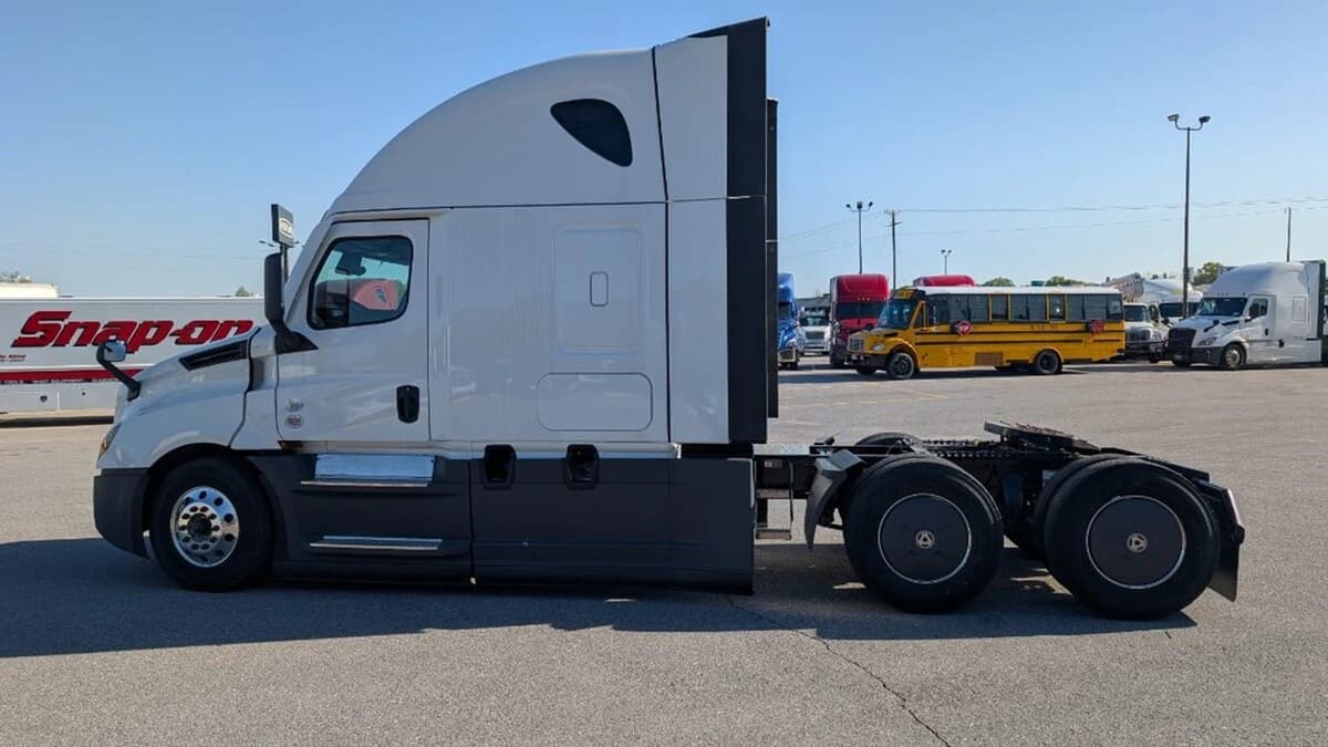 2026 Freightliner Cascadia — photo 12
