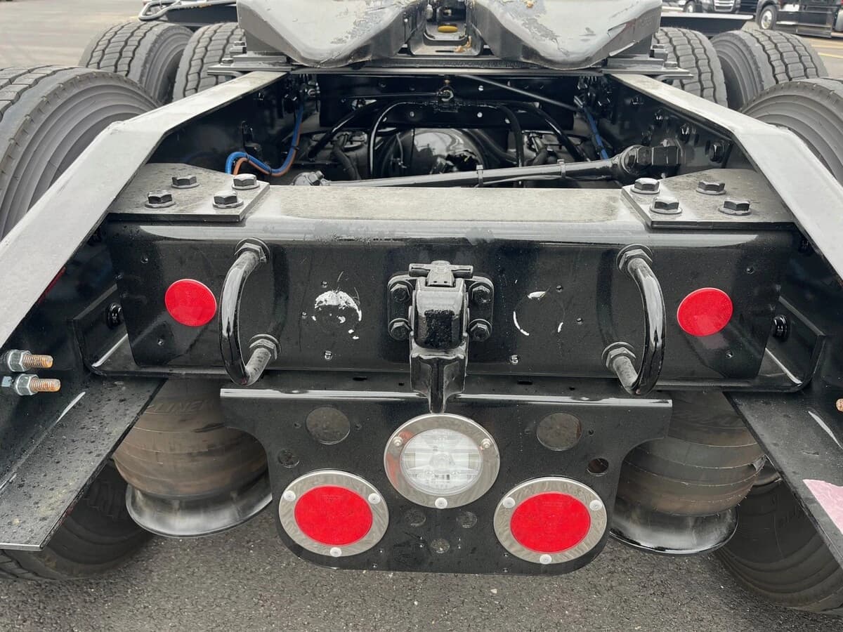 2027 Freightliner Cascadia — photo 6