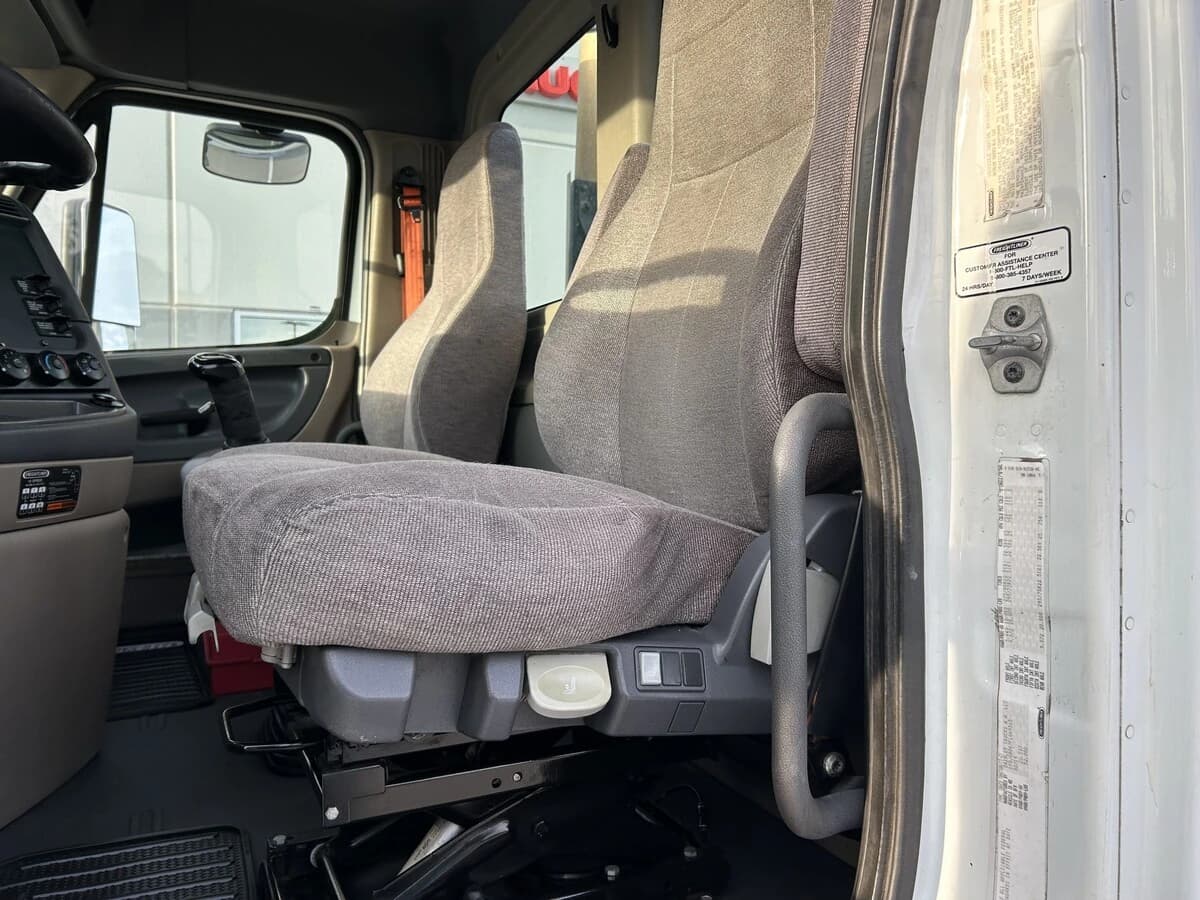 2015 Freightliner Cascadia — photo 14