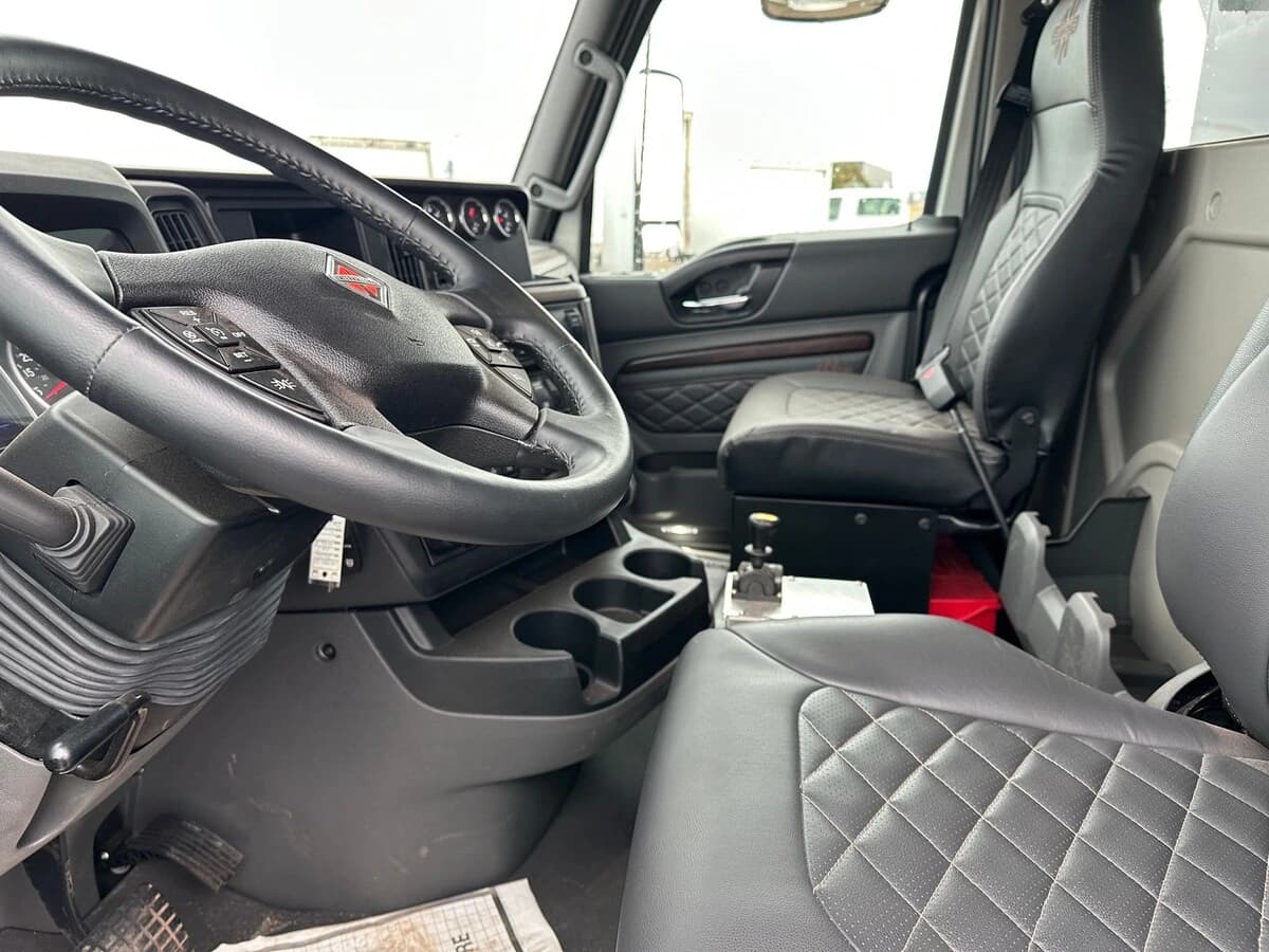 2026 International HX — photo 6