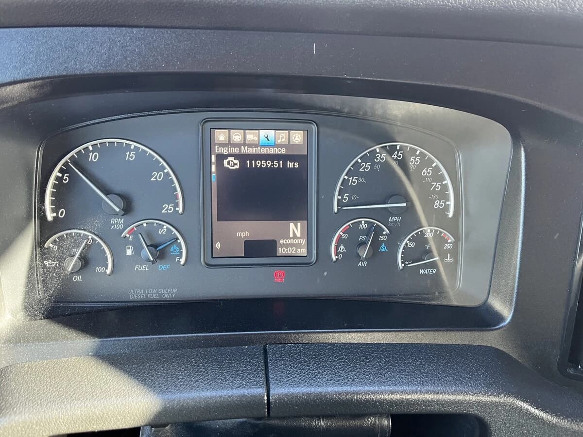 2024 Freightliner Cascadia — photo 11