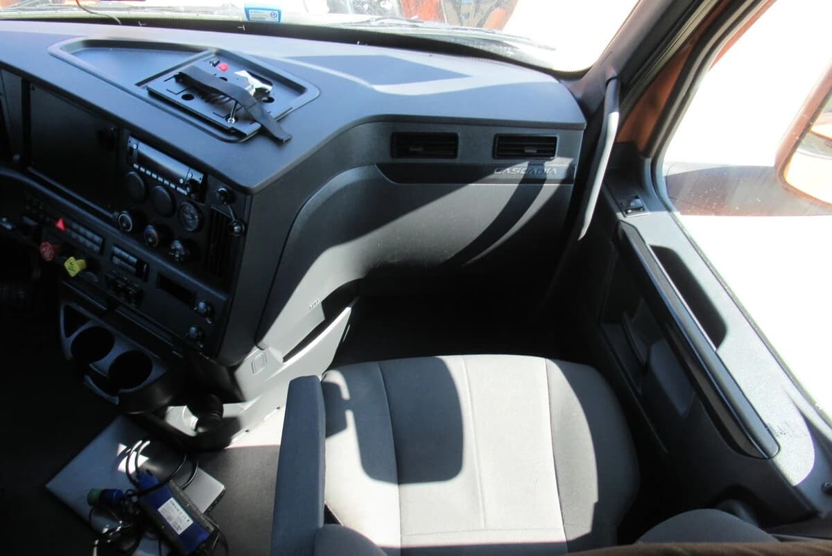 2025 Freightliner Cascadia — photo 28