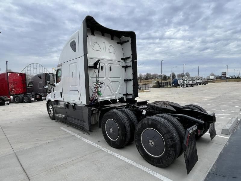 2026 Freightliner Cascadia — photo 3