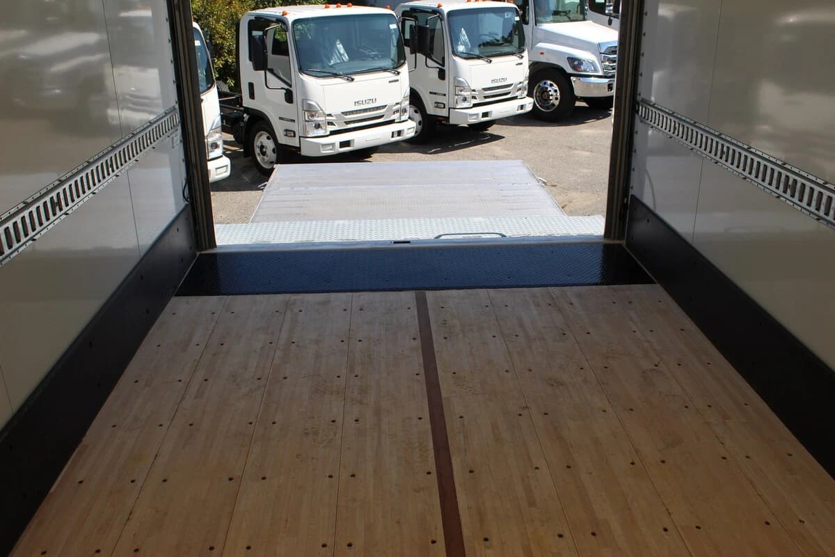 2025 Isuzu FVR — photo 12