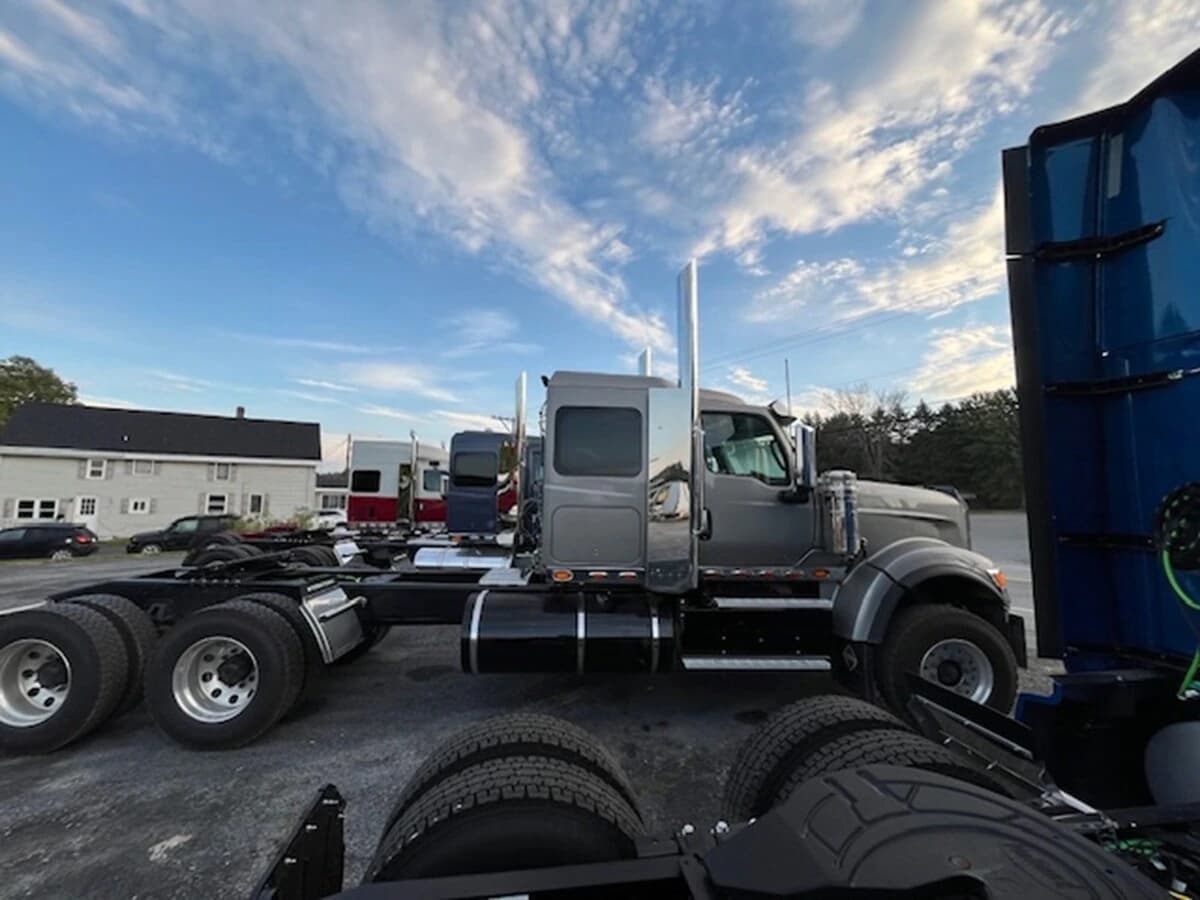 2026 International HX — photo 2