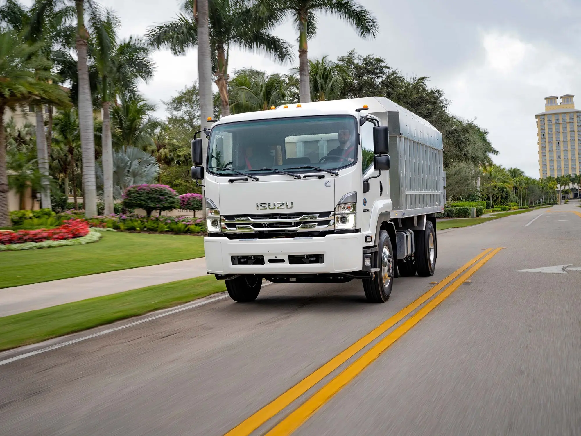 2025 Isuzu FTR — photo 8