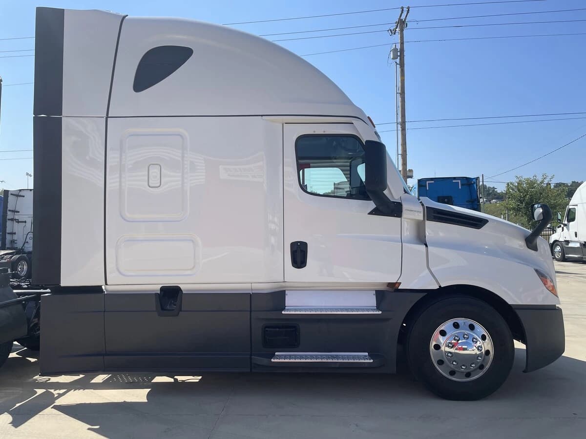 2023 Freightliner Cascadia — photo 4