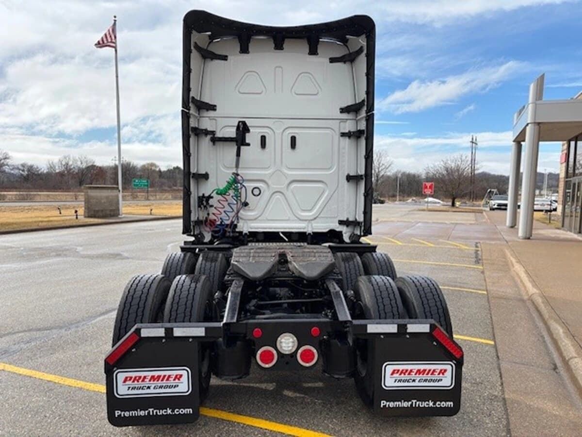 2026 Freightliner Cascadia — photo 6