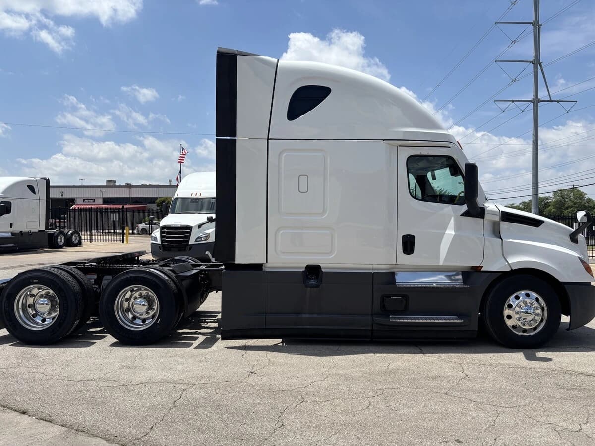 2025 Freightliner Cascadia — photo 4