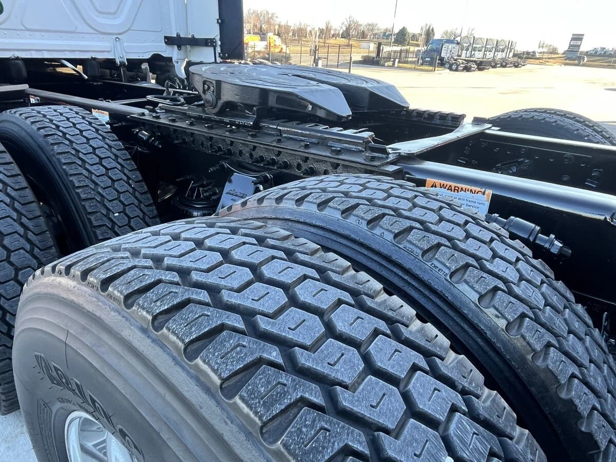 2023 Freightliner Cascadia — photo 3