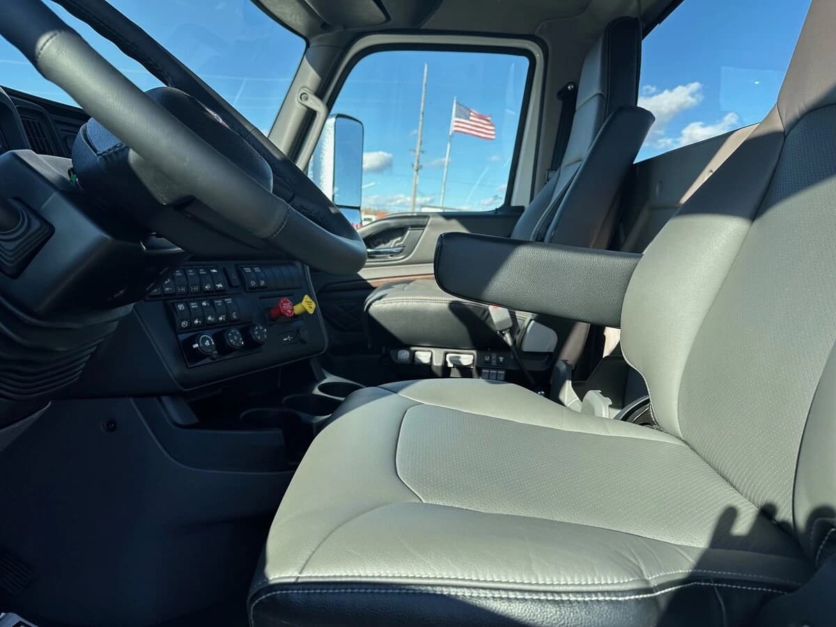 2026 International LT — photo 4