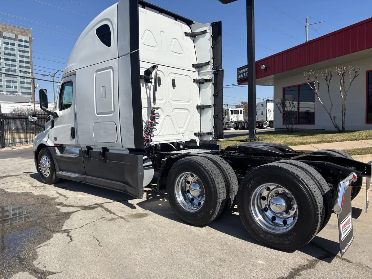 2024 Freightliner Cascadia — photo 7