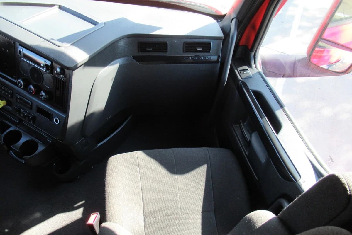 2023 Freightliner Cascadia — photo 21