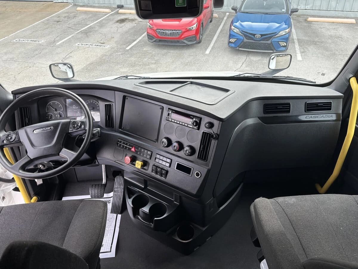 2025 Freightliner Cascadia — photo 13