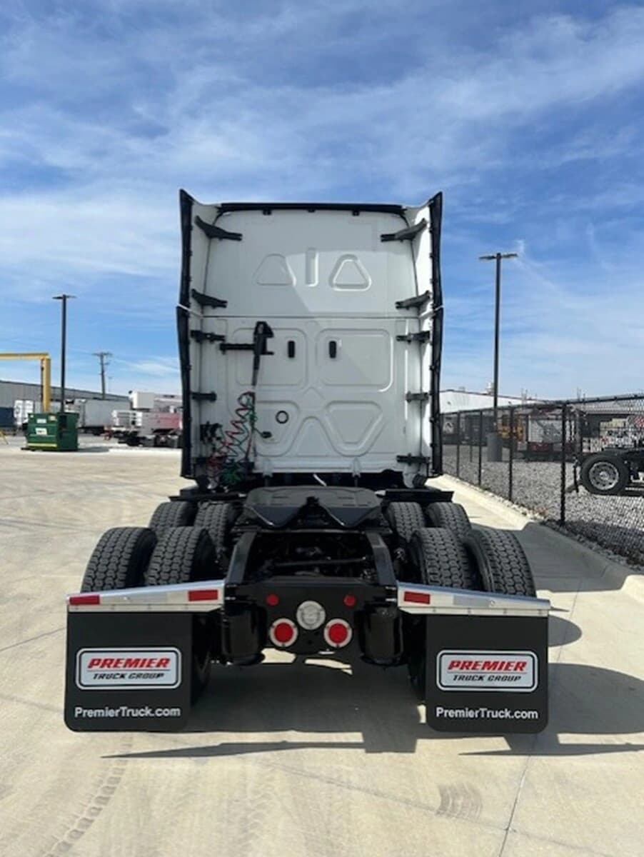 2024 Freightliner Cascadia — photo 4