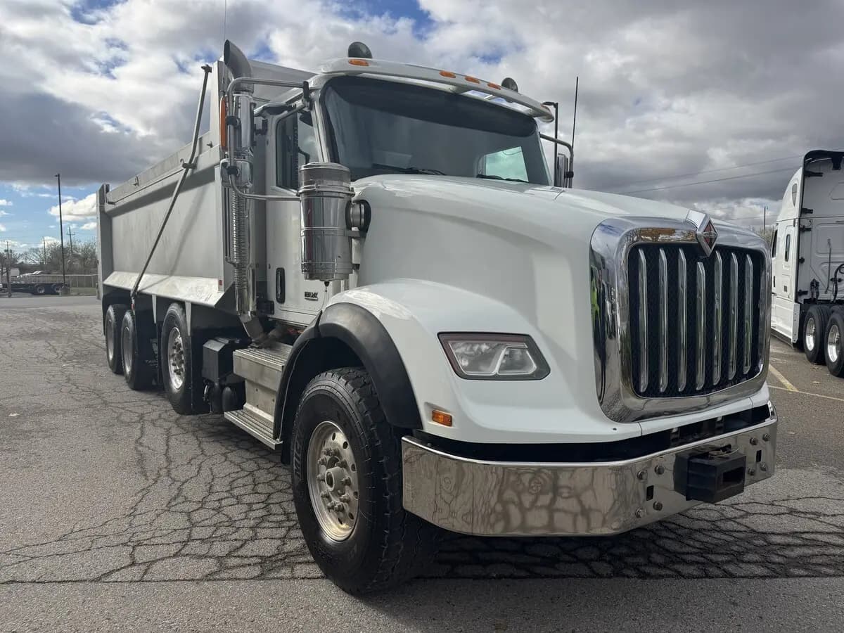 2018 International HX — photo 4