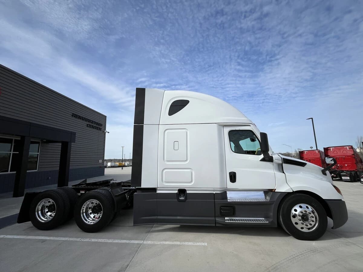 2024 Freightliner Cascadia — photo 2