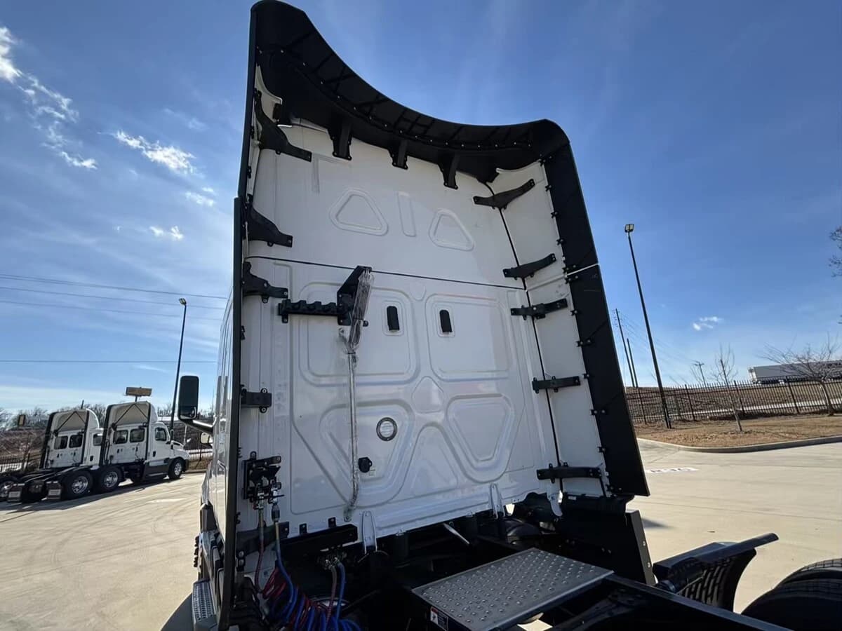 2026 Freightliner Cascadia — photo 13